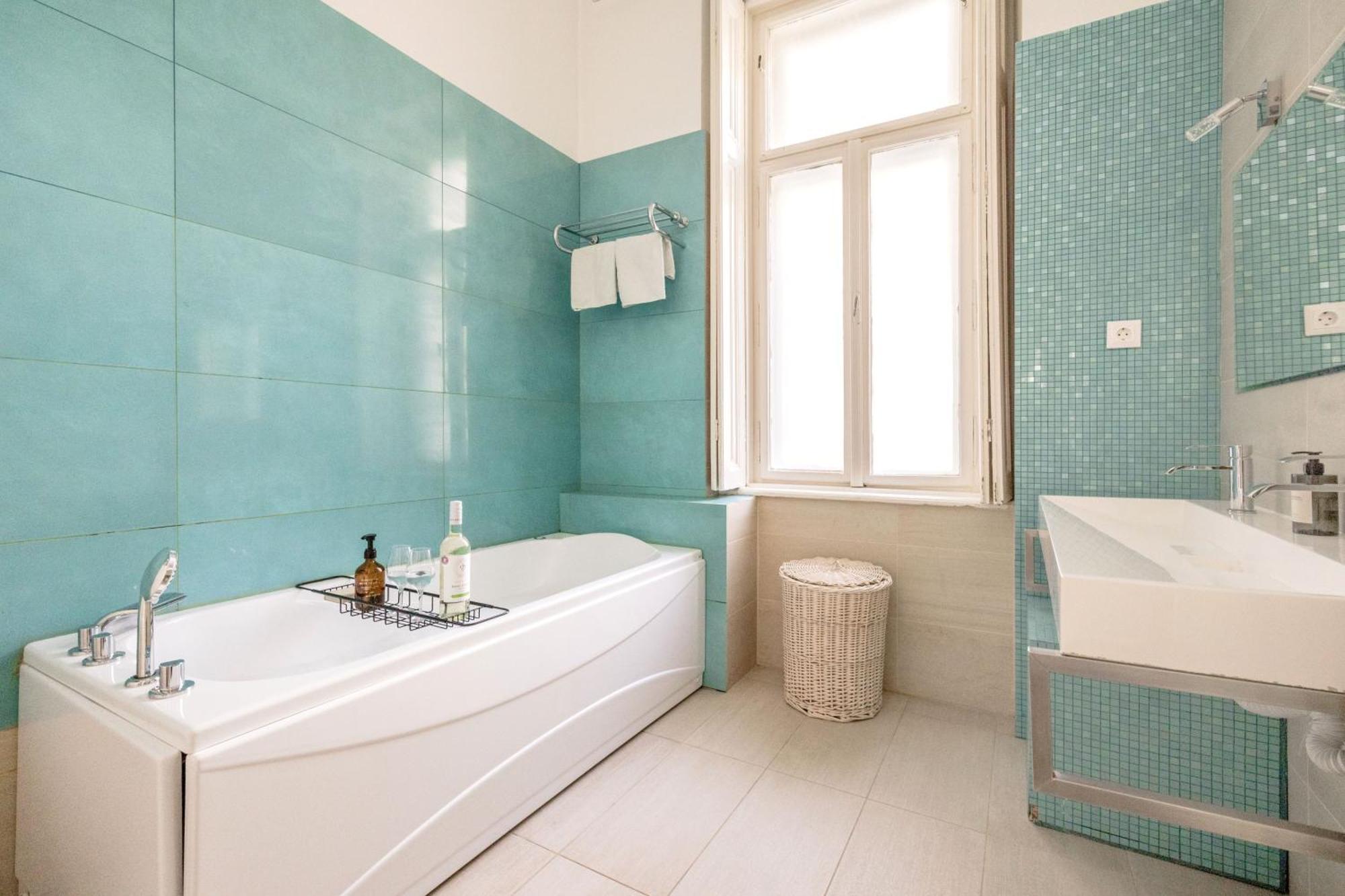 Wellness Retreat With Sauna & Jacuzzi - 1 Min To Opera Budapest Bagian luar foto